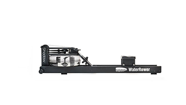Ein schwarzes Rudergerät mit Wassertank der Marke WaterRower