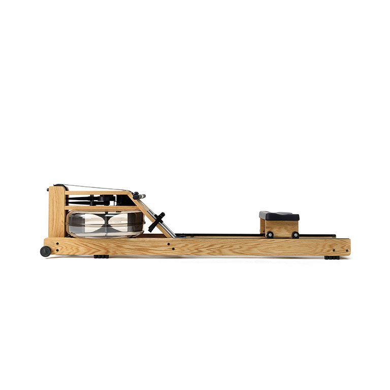 Ein Rudergerät mit Wassertank aus Eichenholz der Marke WaterRower.