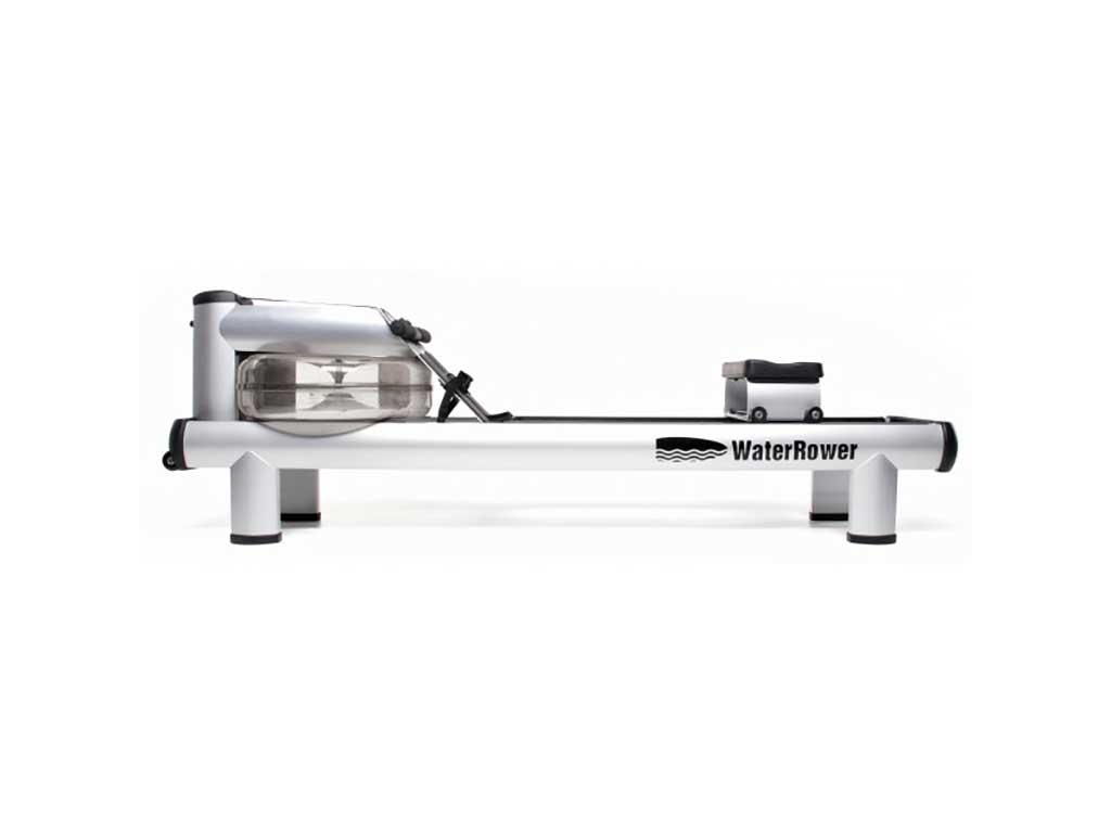 Ein silbernes Rudergerät mit Wassertank der Marke WaterRower.