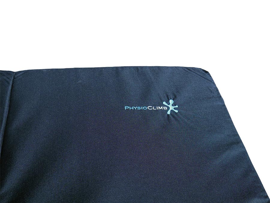 Detailaufnahme eines weißen Logoaufdrucks in der Ecke einer blauen Fallschutzmatte der Marke physioclimb.