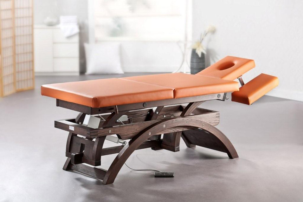 Eine elektrische Massageliege mit Gestell aus gebeizter Esche