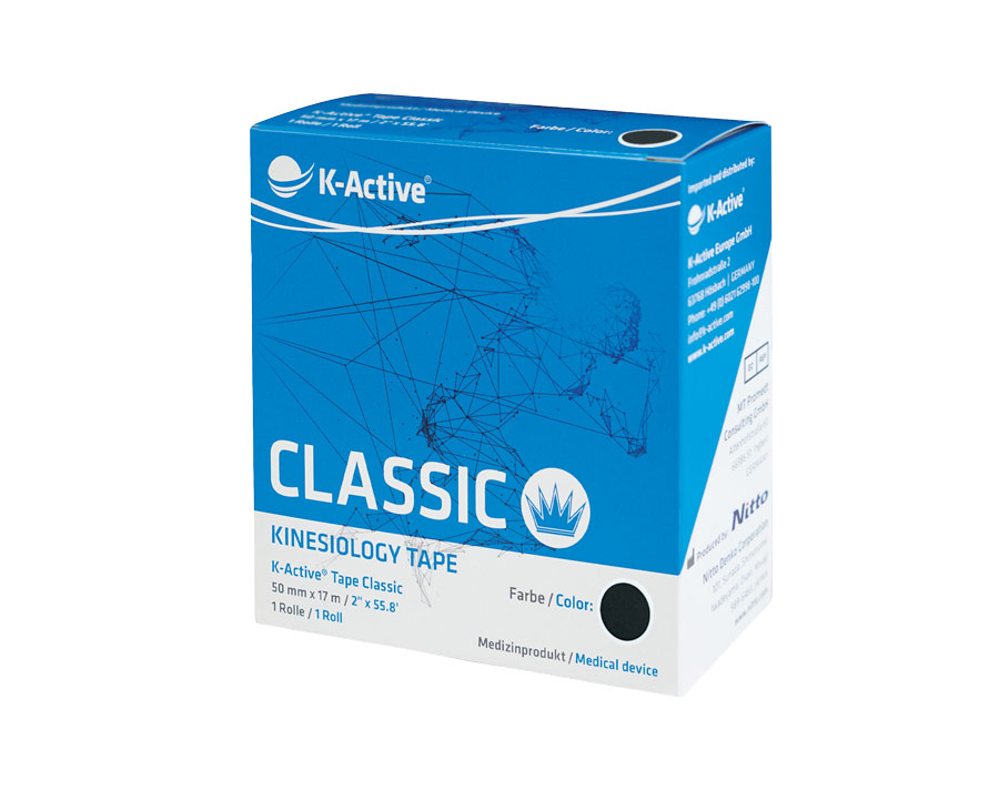 Eine Papierschachtel mit einer Rolle schwarzem Sporttape der Marke K-Active.