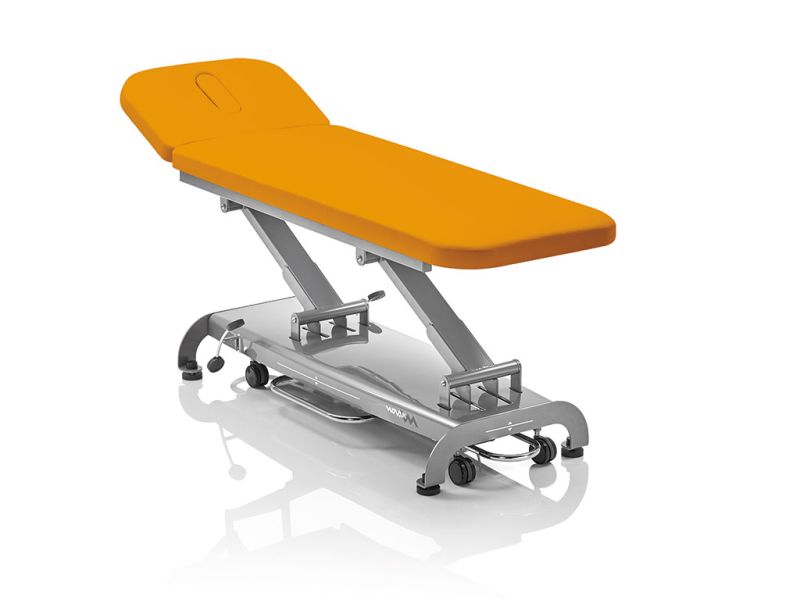 Massageliege S2 mit elektrischer Höhenverstellung des Herstellers Novak-M in der Farbe pumpkin.