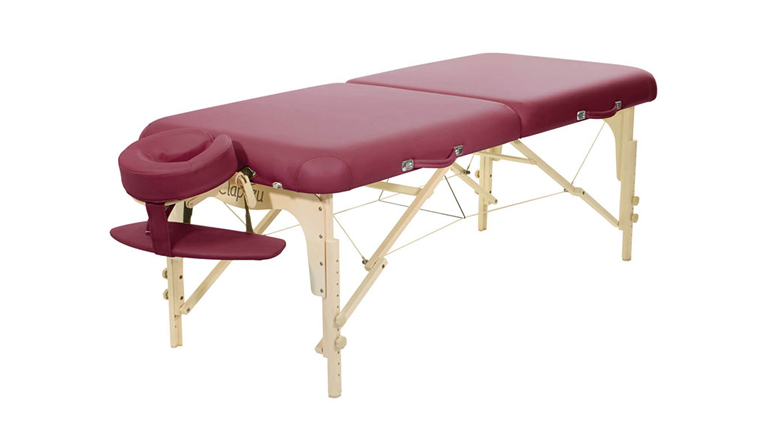 Eine rote, zusammenklappbare Massageliege