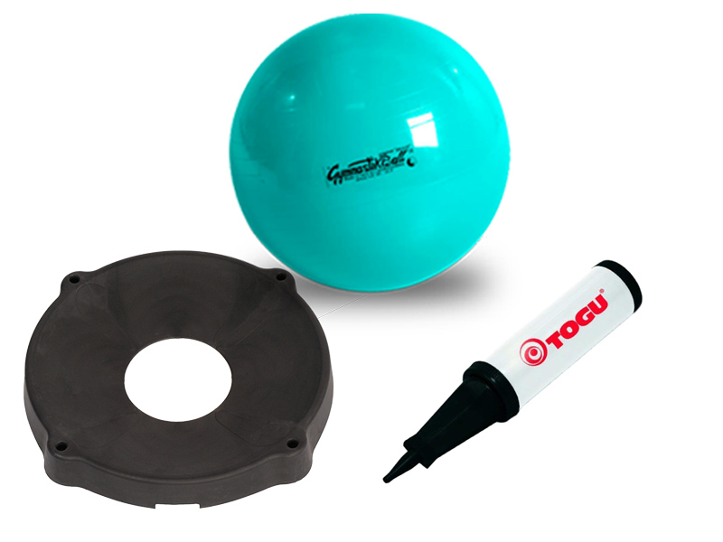 Ein grüner Pezziball plus eine schwarze, runde, flache Ballschale und eine weiße Pumpe mit Nadelventil.