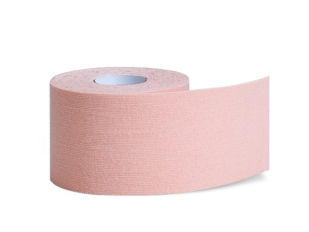 Eine beige Sporttape Rolle Gentle der Marke K-Active.