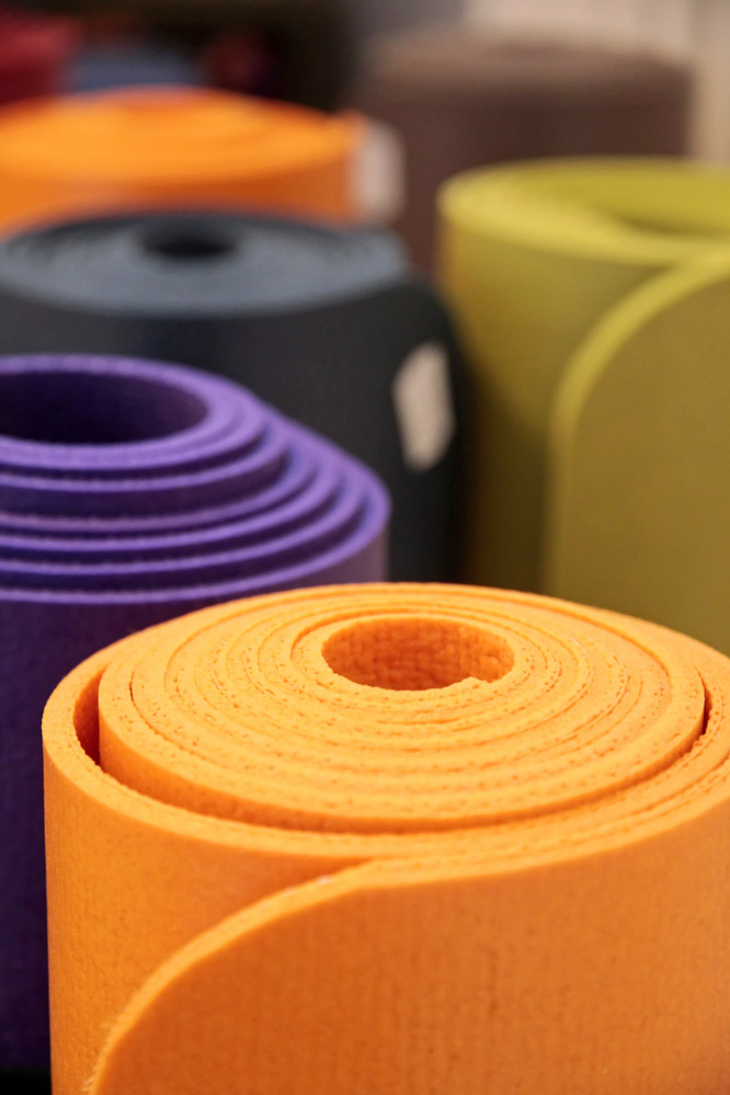 Symbolbild diverser Gymnastik- und Yogamatten in verschiedenen Farben