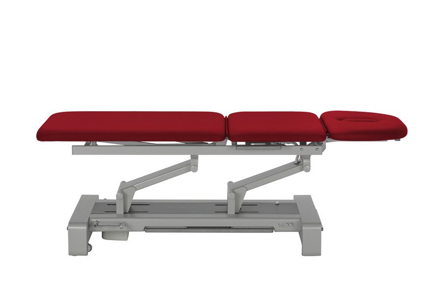Seitenansicht einer NEXX 3 pro Therapieliege mit silbernem Gestell und dunkelrotem Kunstlederbezug.