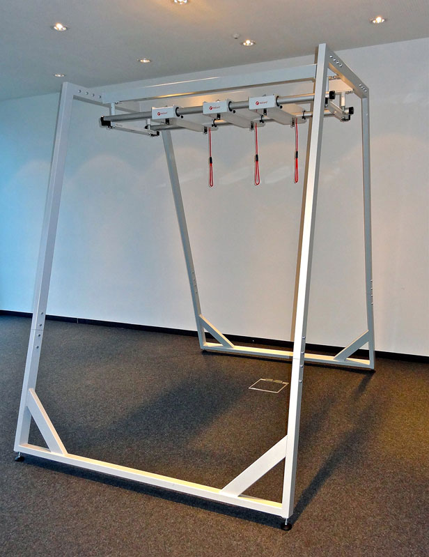 Der redcord Floorstand, ein mobiles Stativ, für das redcord Schlingentraining