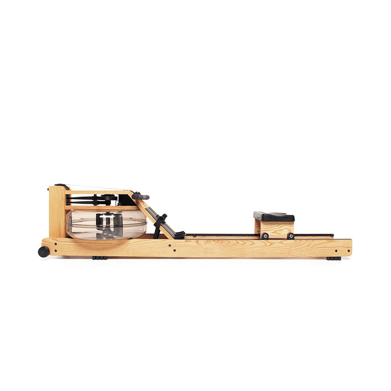 Ein Rudergerät mit Wassertank aus Eschenholz der Marke WaterRower