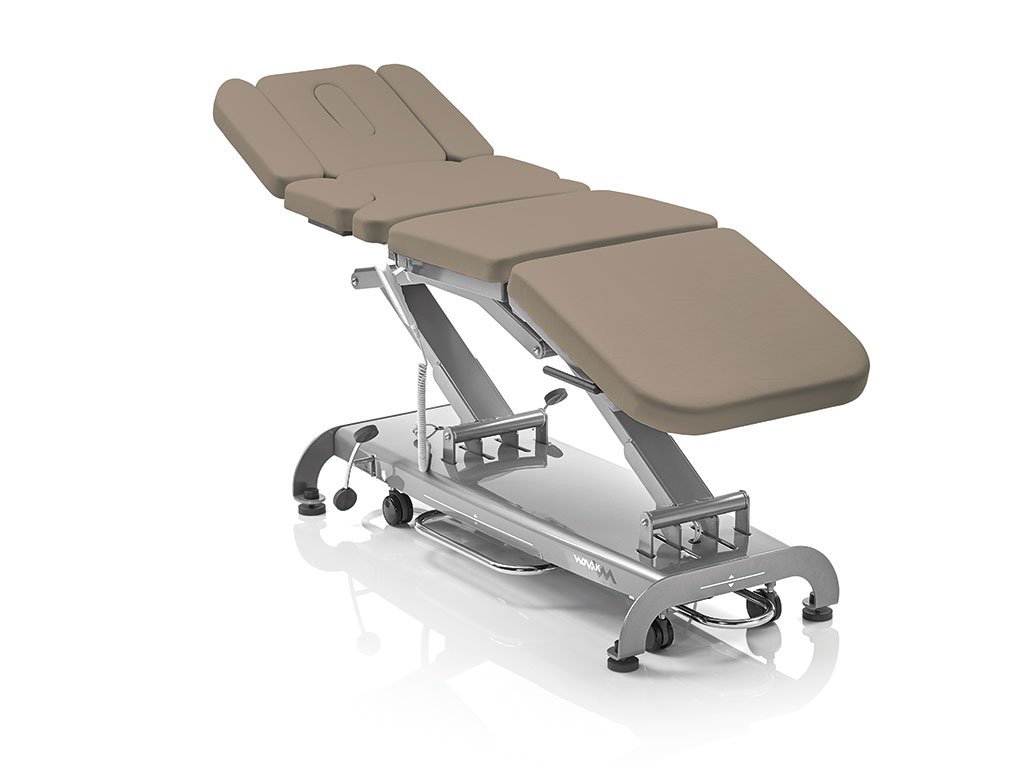 Eine braune, elektrische, achtteilige Therapieliege der Marke Novak-M.