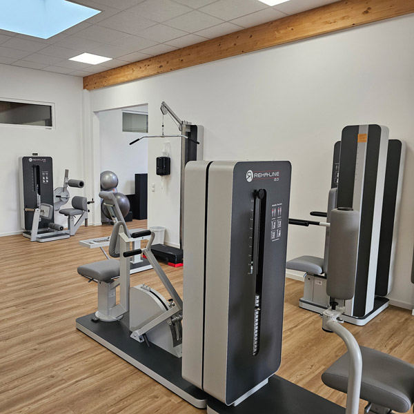 Foto eines Raums voller MTT Geräte der Marke Reha-Line 2.0
