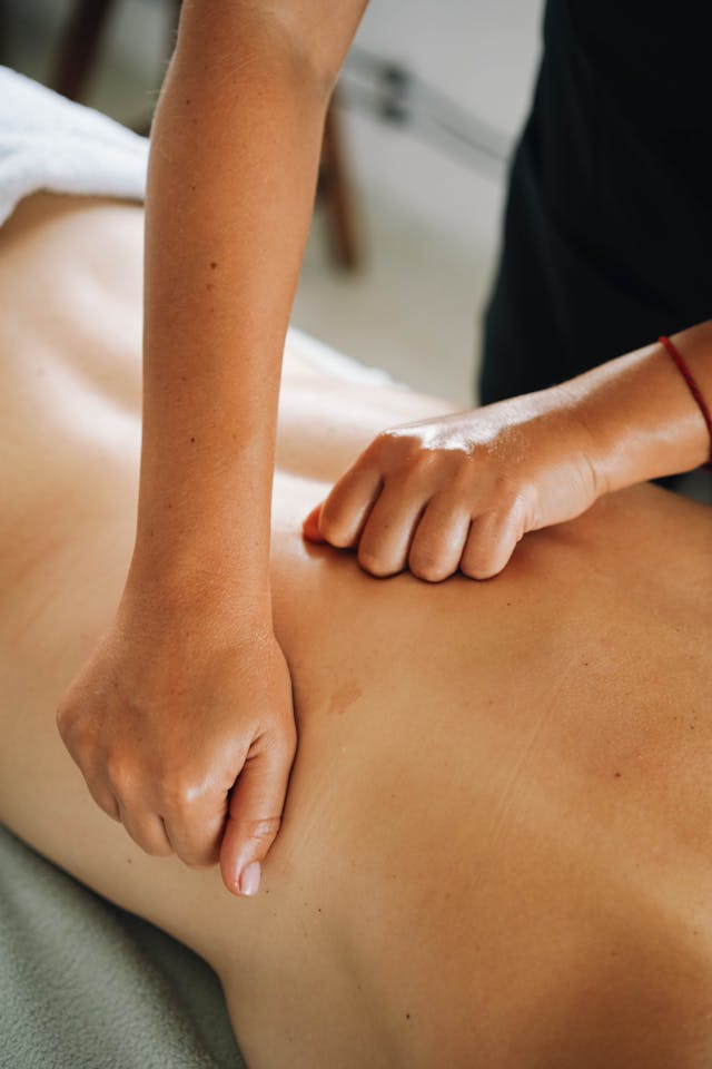 Rückenmassage mit pflegendem Massageöl für Entspannung und Wohlbefinden