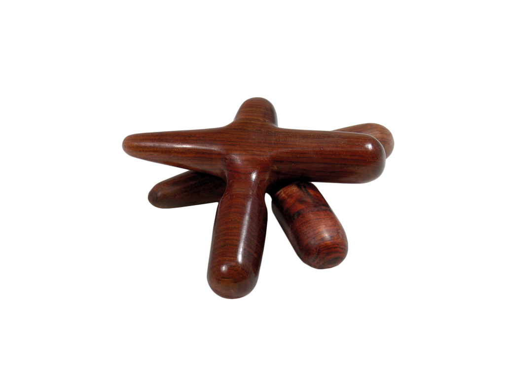 Massagekreuze aus dunklem Holz der Marke cosiMed.