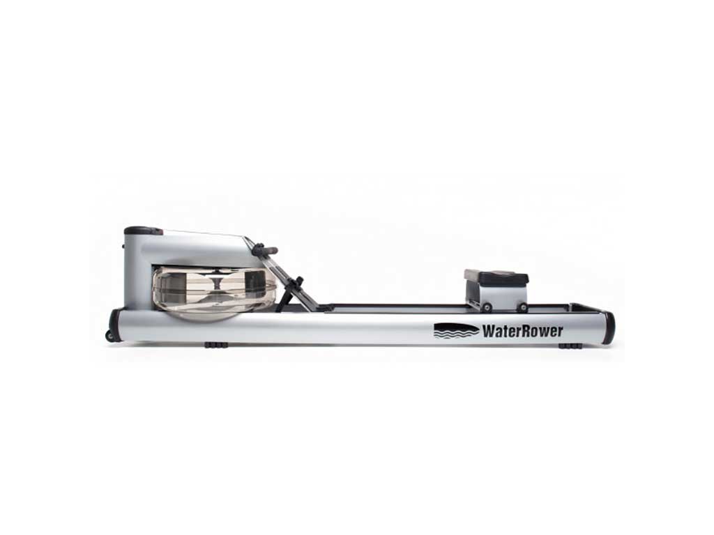 Ein silbernes Rudergerät mit Wassertank der Marke WaterRower.
