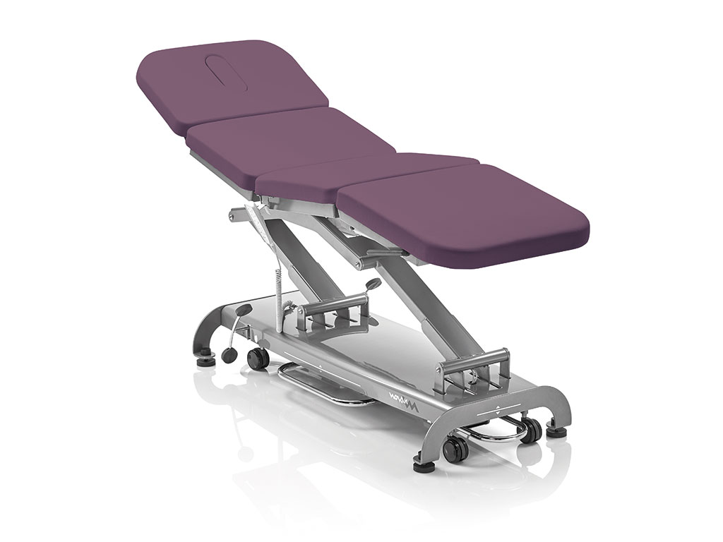 Eine lavanda farbige, elektrische, vierteilige Therapieliege der Marke Novak-M.
