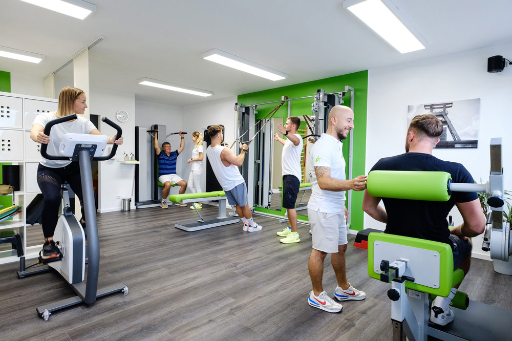 Eine Gruppe von Trainierenden in einer Physiotherapiepraxis