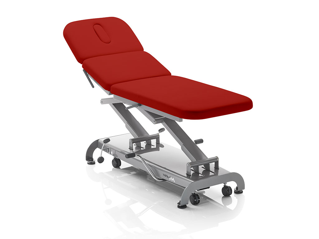 Eine rote, hydraulische, dreiteilige Therapieliege der Marke Novak-M.