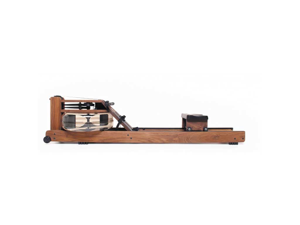 Ein Rudergerät aus rotbraunem Nussbaumholz mit Wassertank der Marke WaterRower.