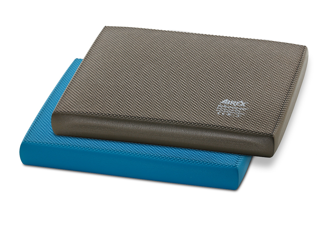 Zwei Airex Balance Pad Elite in den Farben blau und anthrazit