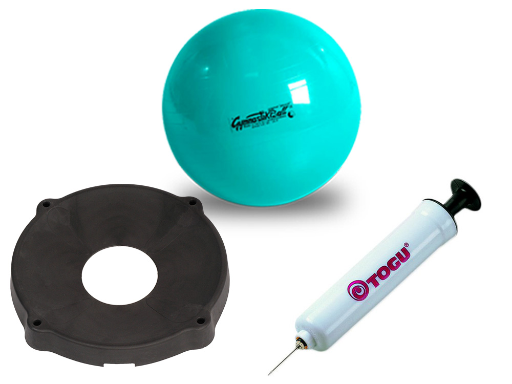 Ein grüner Pezziball plus eine schwarze, runde, flache Ballschale und eine weiße Pumpe mit Nadelventil.